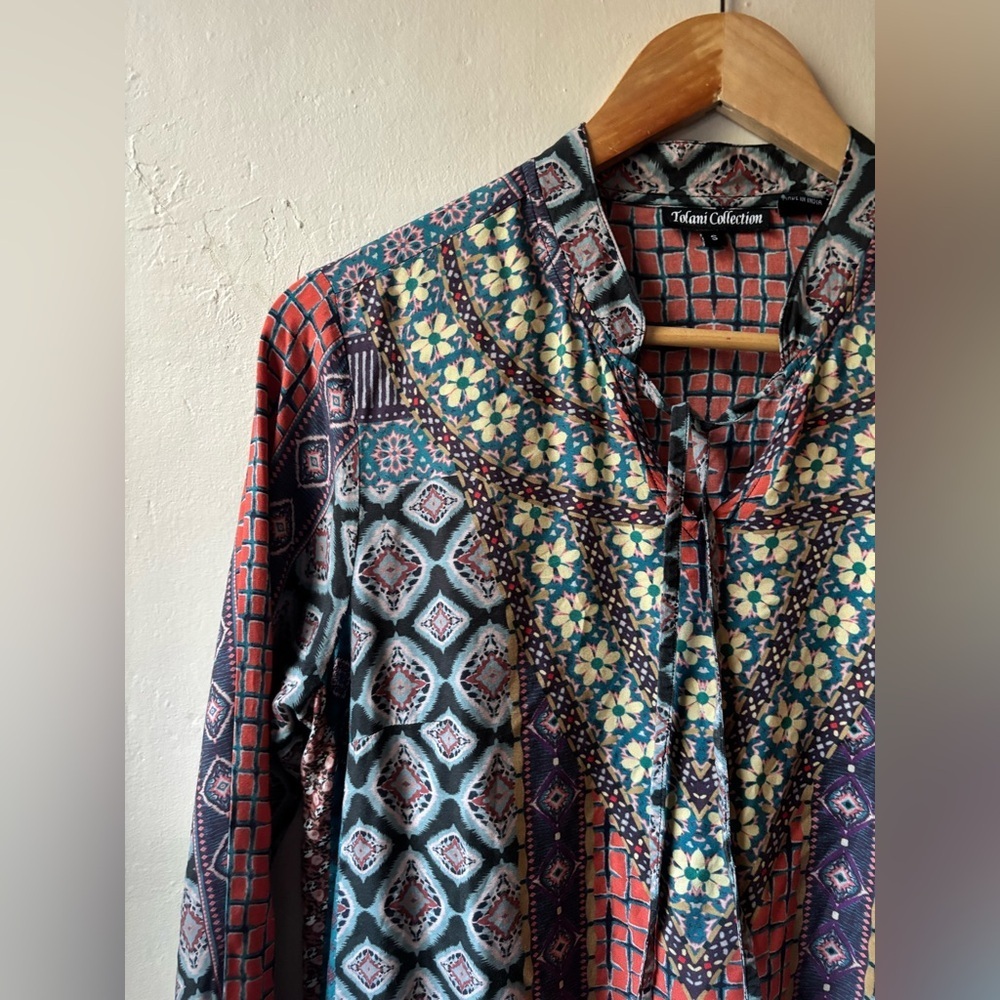 Tolani Geometric Floral Print Blouse in Red and Teal Blue Size Small NWOT - Picture 2 of 8